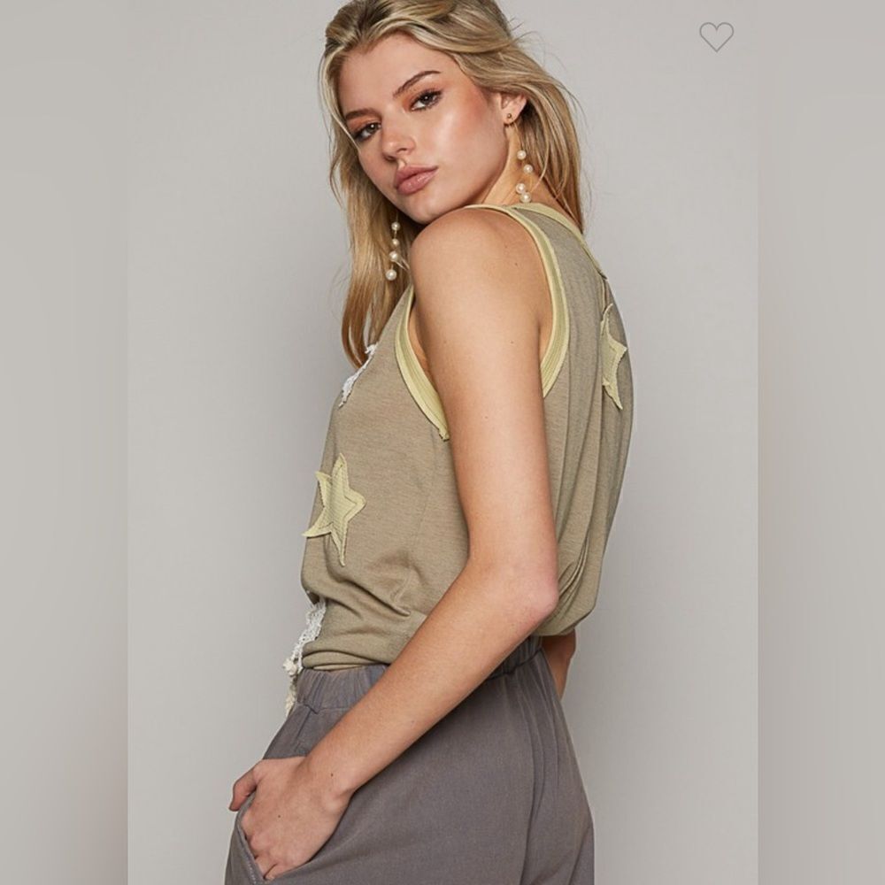 027. STAR PATCHES SLEEVELESS V-NECK - Picture 3 of 8